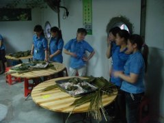 巧媳婦、新酷男，老節(jié)日，新過法！--記端午節(jié)DIY包粽子比賽